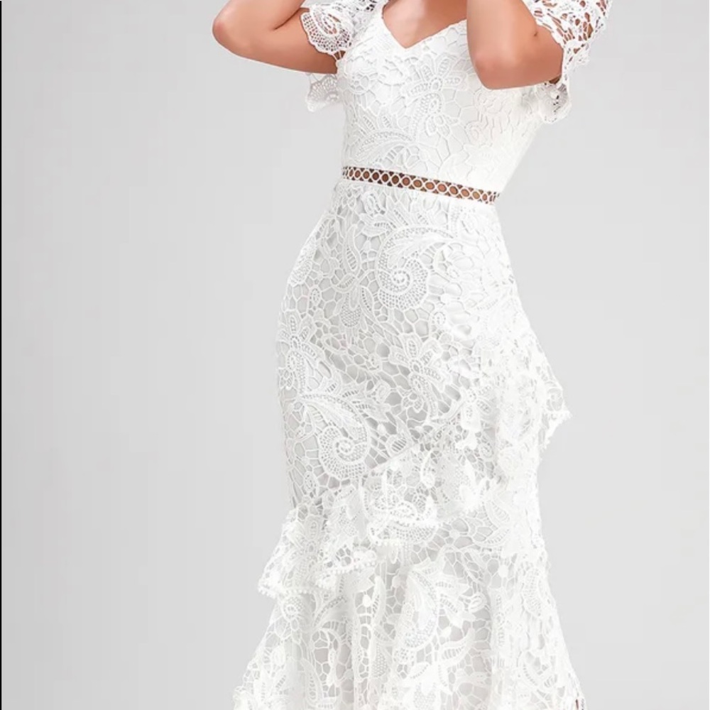Lulu’s white lace dress